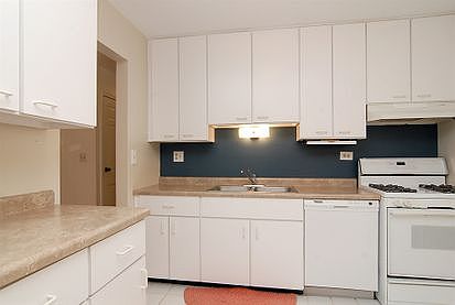 3rd image of 1033 Hillwood Cir