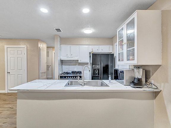 4th image of 205 Liverpool Dr