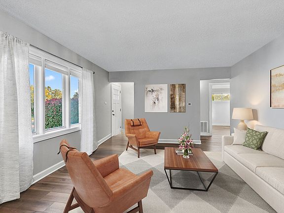 2nd image of 185 Hawthorn Ln
