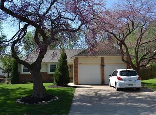 13928 S Cottonwood Dr, Olathe, KS 66062