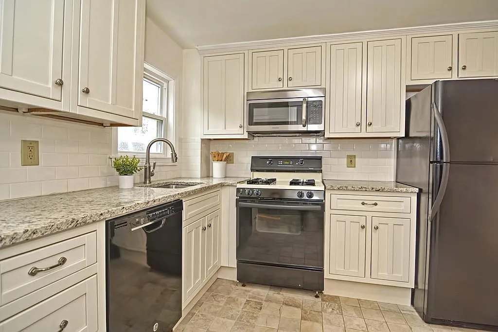 18 Walcott St — Photo 2