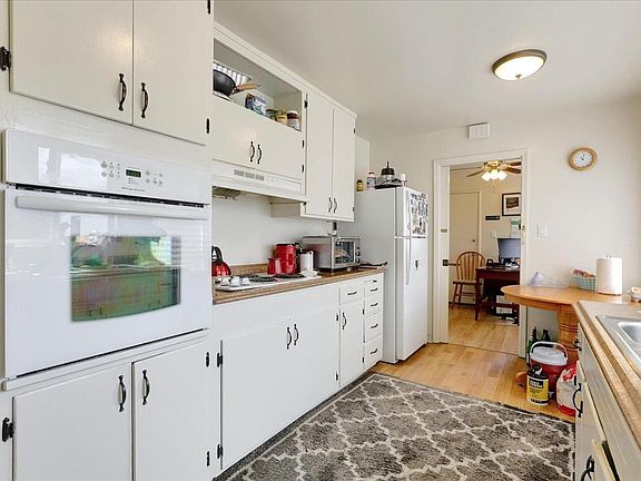 3rd image of 1646 Davis St #1