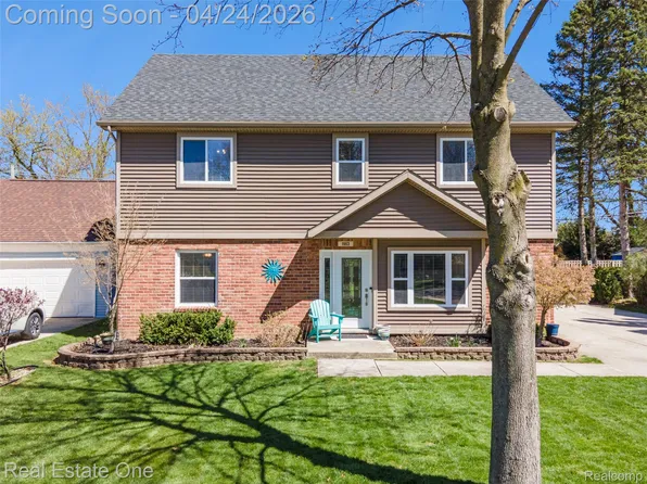 1963 Beverly St, Keego Harbor, MI 48320