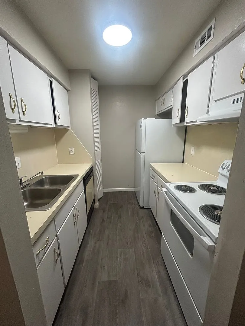 Affordable 1 Bedroom Condominium at Orchard Trace Great move in Special — Photo 4