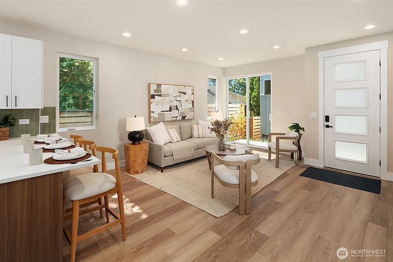 4th image of 908 15th Avenue #B