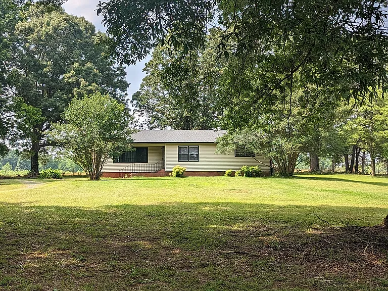 228 Cameron Rd — Photo 1