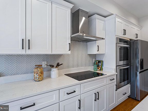 2nd image of 1118 Neal St NE #Penthouse 2