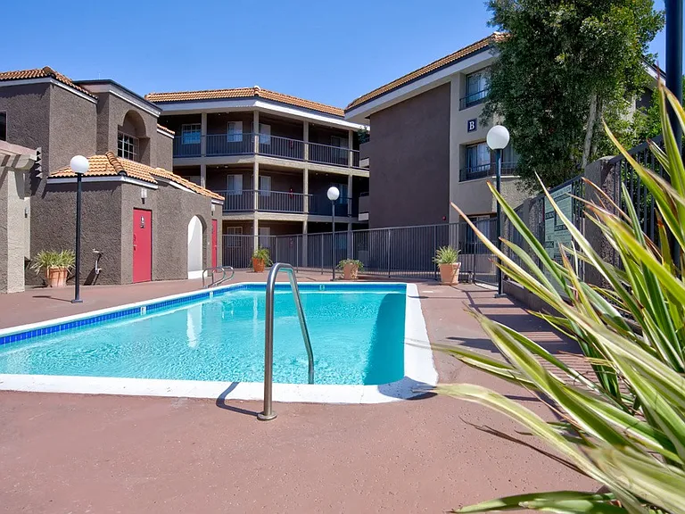 Alder Court Apartments — Photo 8