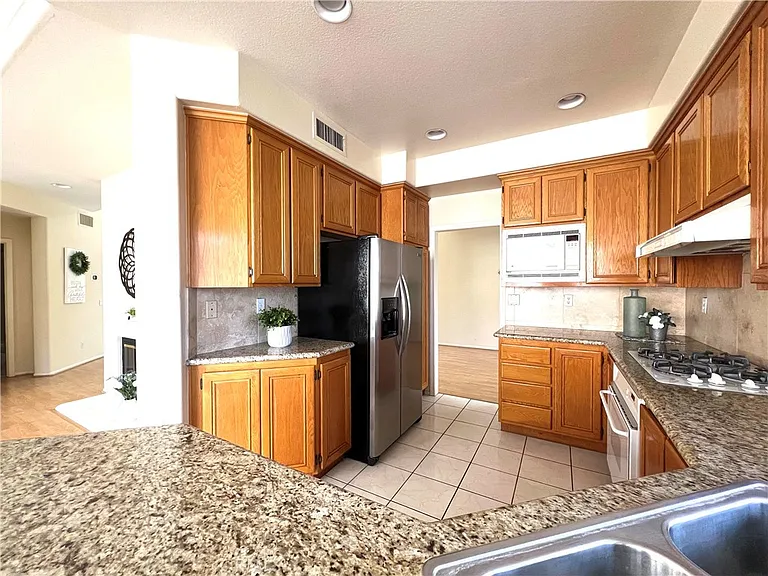 15201 Riviera Ln — Photo 7