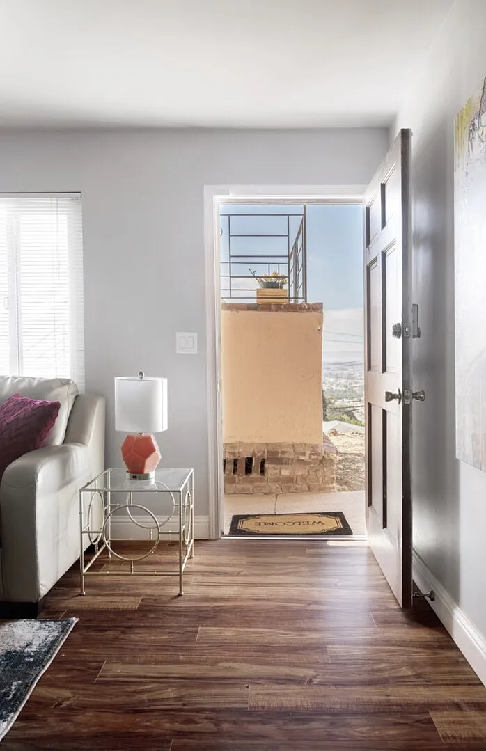 Adorable 1-bedrooms with gorgeous view and patio — Photo 3