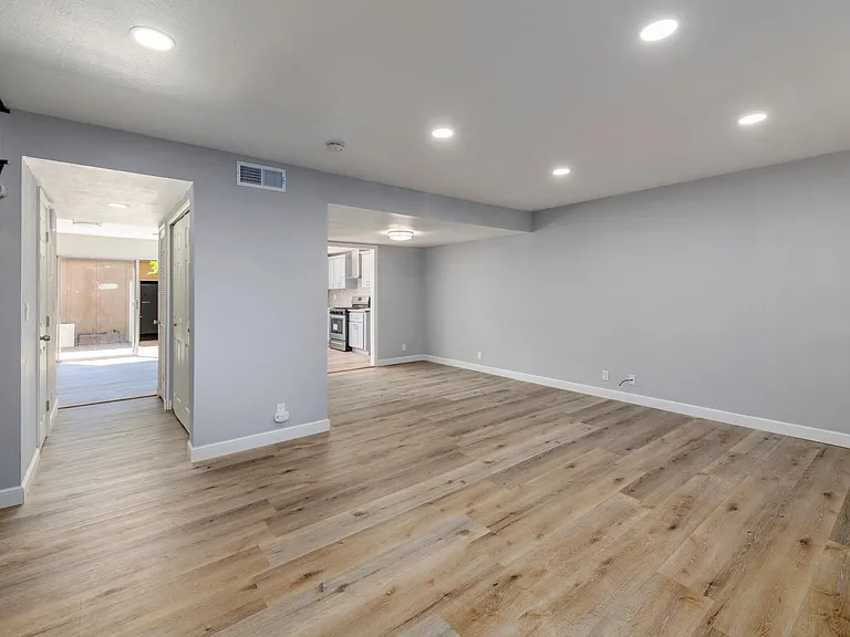 2386 Lava Dr — Photo 2
