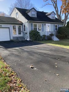 42 Wyckoff Ave, Waldwick, NJ, 07463
