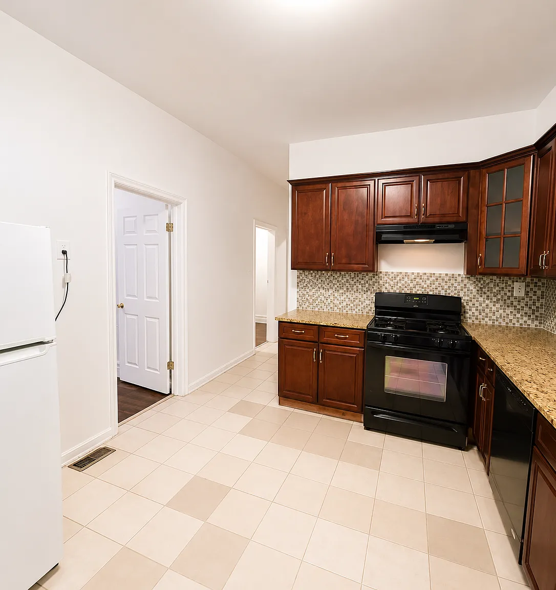 4 bed, 2.0 bath, 900 sqft, $2,200 — Photo 2