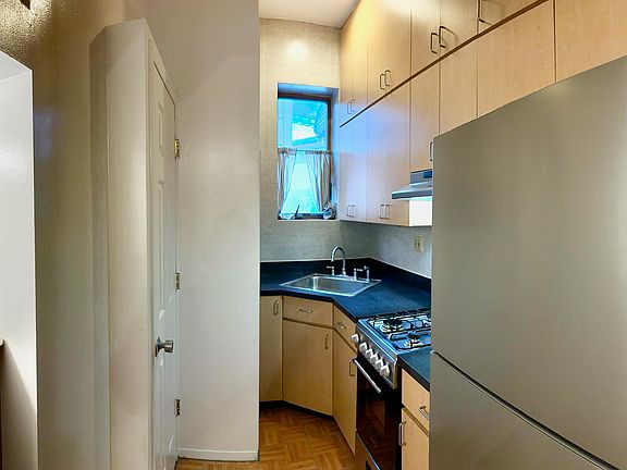 4th image of 684 Lorimer St APT 1L