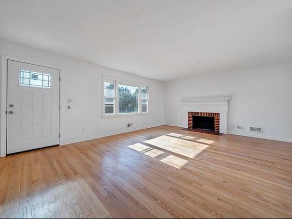 4th image of 3718 Green Valley Dr