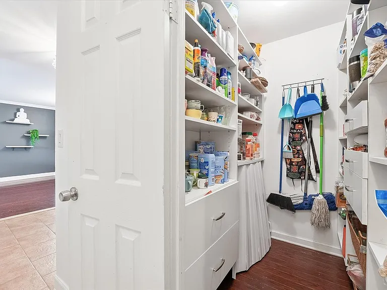 300 Winston Dr #L5 — Photo 18