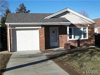 447 Kingston Dr photo 1