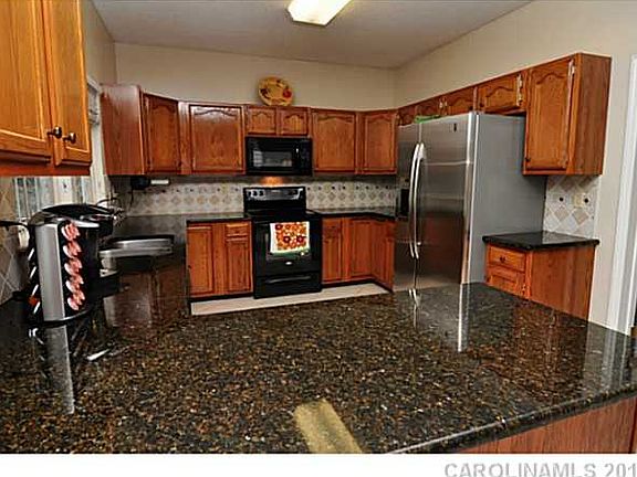 3rd image of 2823 Oakcroft Dr