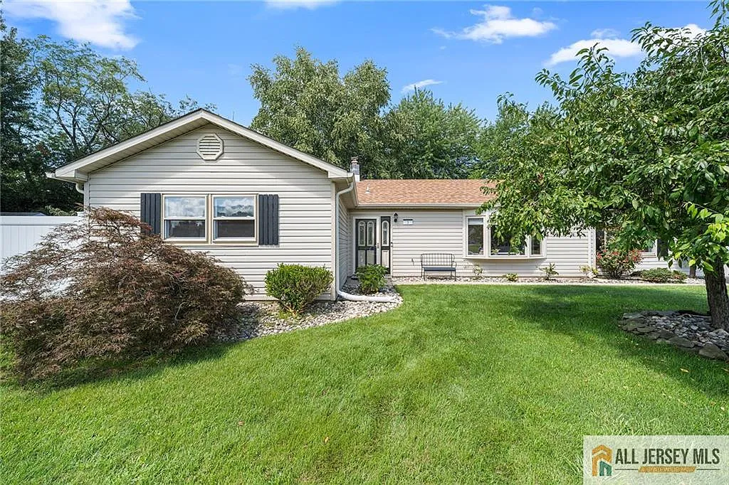 3 bed, 2.0 bath, 1560 sqft, $3,900 — Photo 1