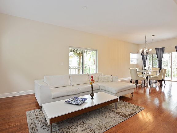 3rd image of 701 SE 16th St APT 3