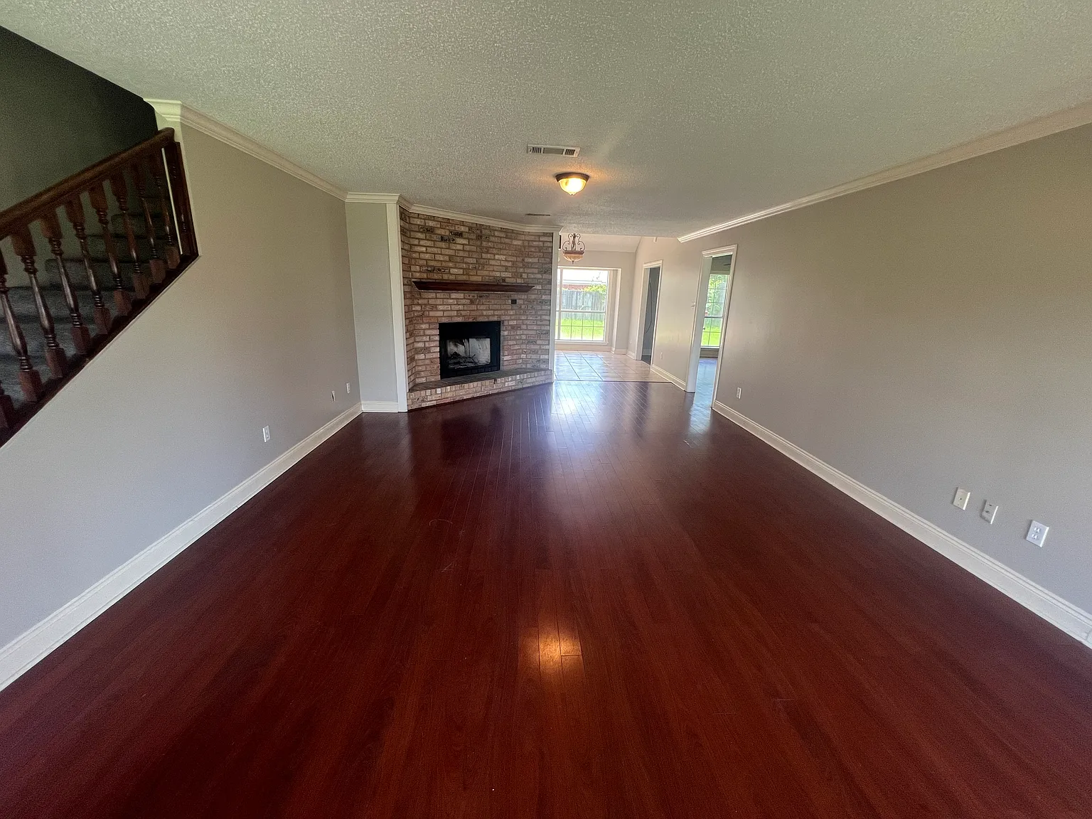 4 bed, 2585 sqft, $2,400 — Photo 3