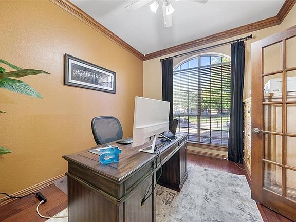 4th image of 2204 Crockett Ct