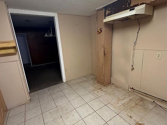 4th image of 9422 Coffee St