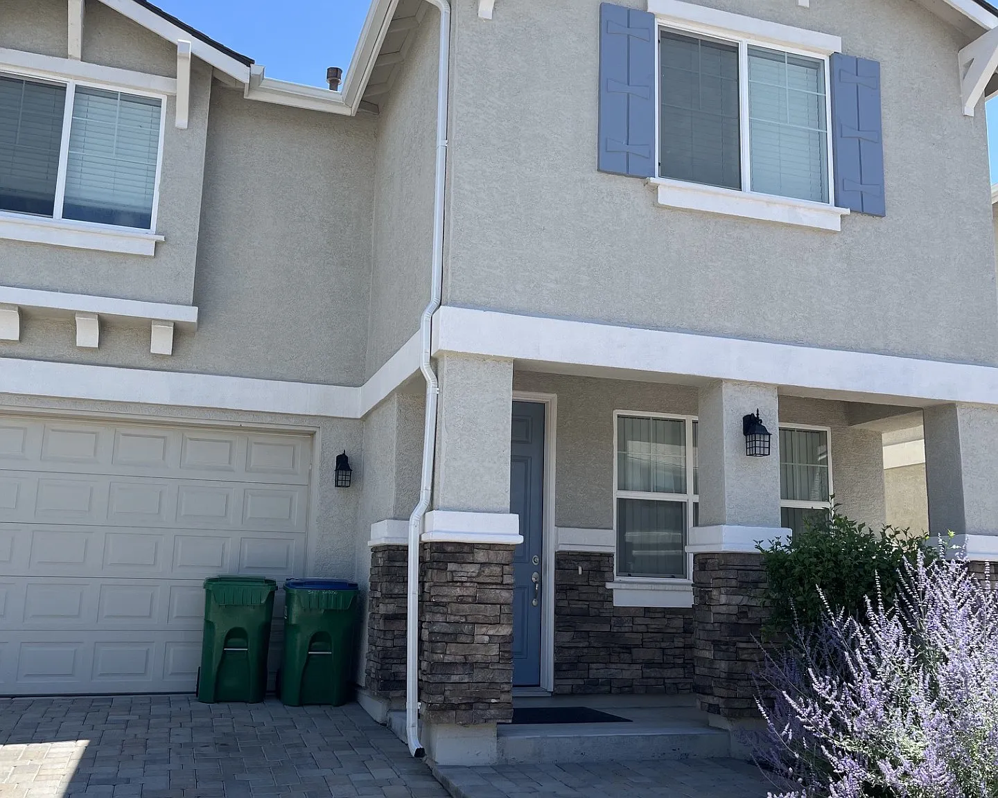 4 bed, 2.5 bath, 1924 sqft, $2,600 — Photo 1