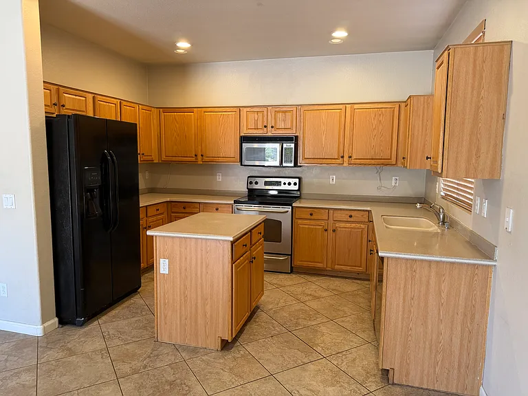 2813 E Runaway Bay Pl — Photo 4