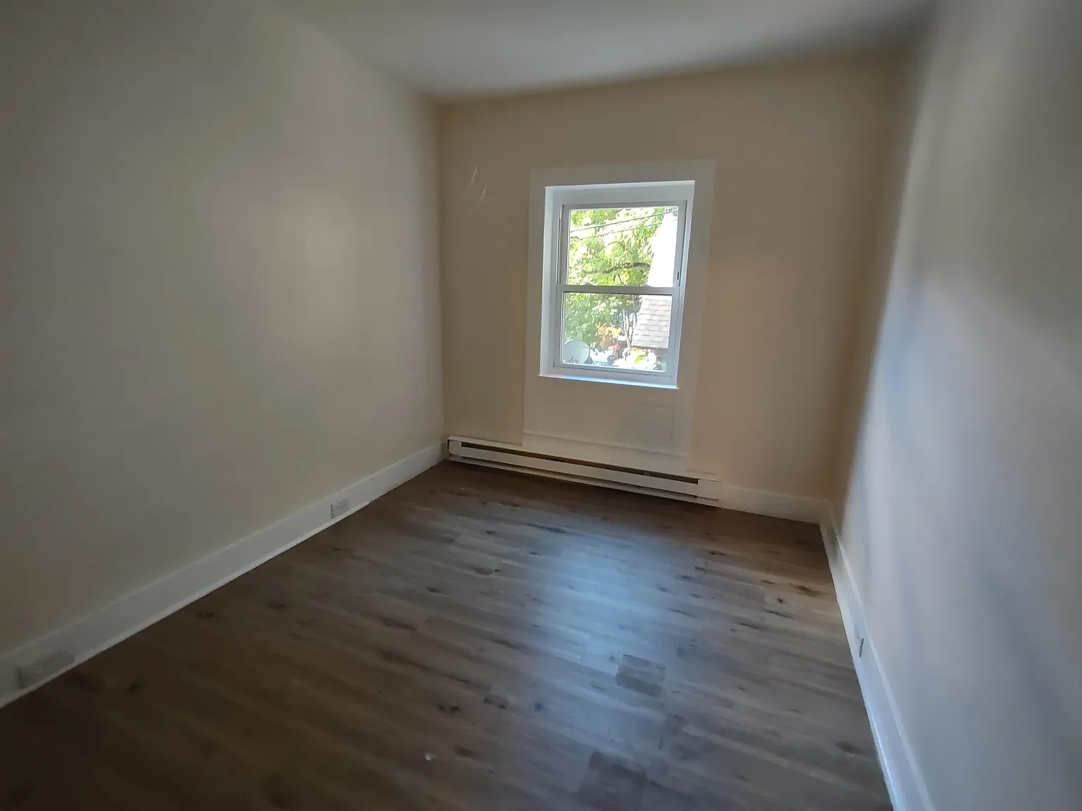 2 bed, 1.0 bath, 3060 sqft, $1,550 — Photo 4