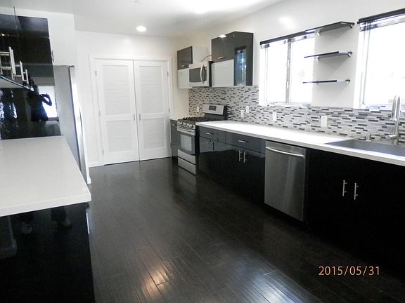5th image of 1950 N Beachwood Dr