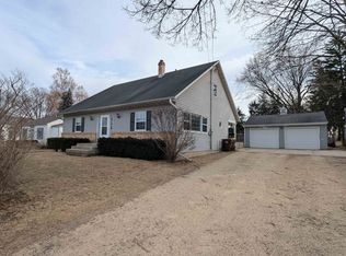 637 Youngs Ln, Freeport, IL 61032