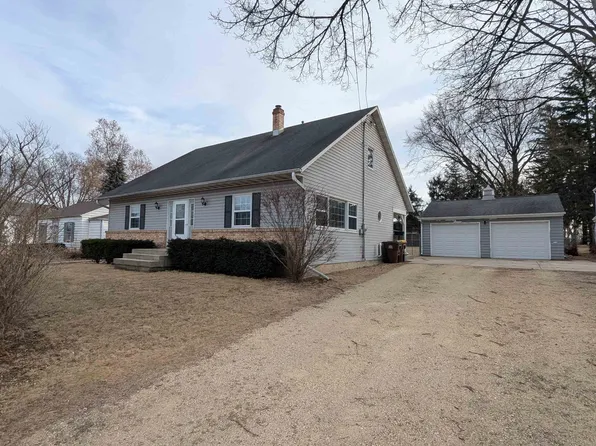 637 Youngs Ln, Freeport, IL 61032