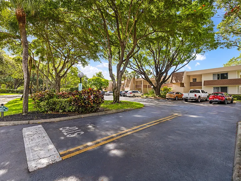 3621 Oaks Clubhouse Dr #104 — Photo 33