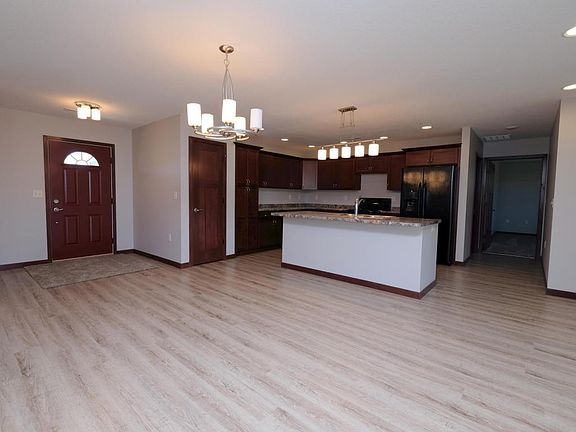 3rd image of 811 Lakeview Dr