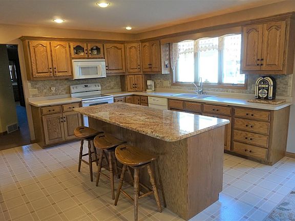 Chef's Kitchen w/Center Island