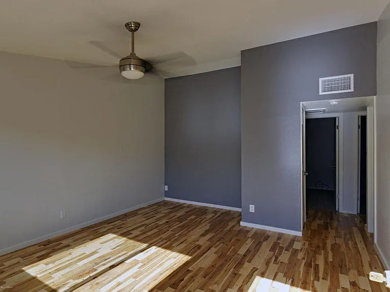 812 E Blacklidge Dr — Photo 3