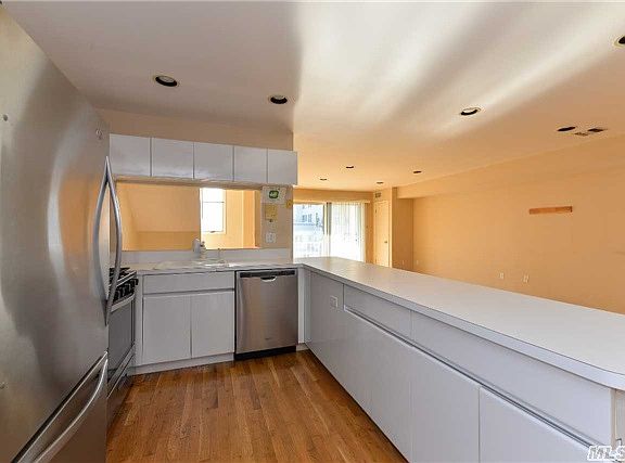 4th image of 261 West Broadway
