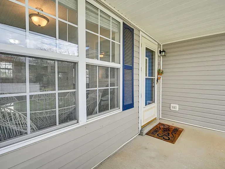 413 Caney Ln — Photo 2