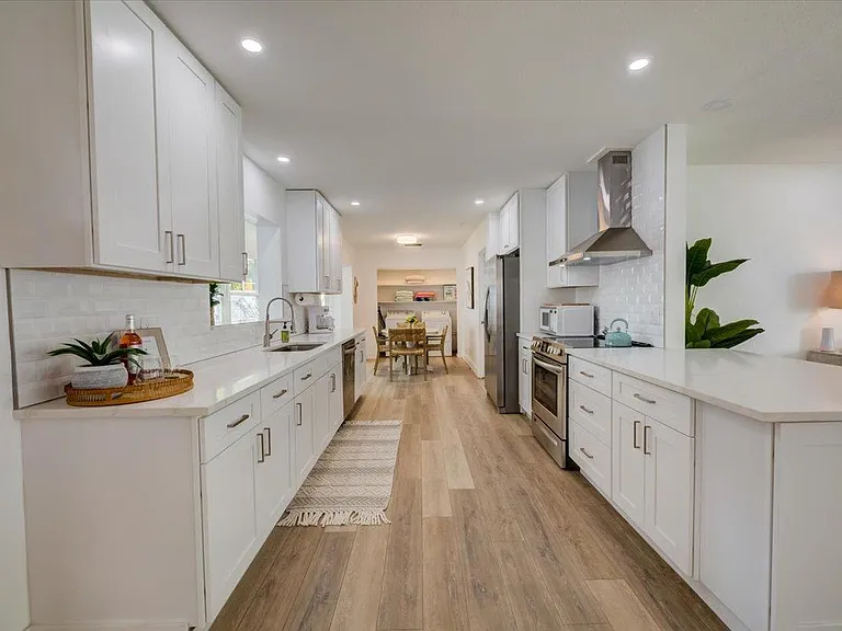 Gorgeous kitchen fully stocked. Everything is new!