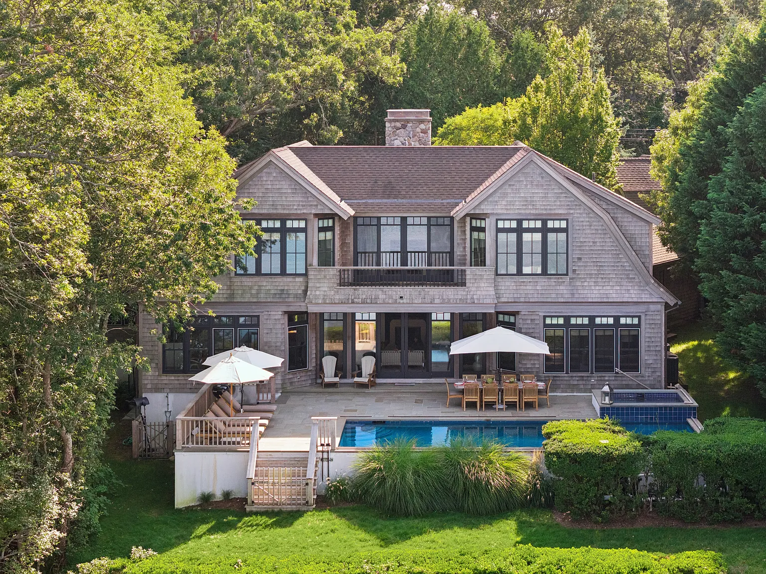 Spectacular Waterfront Elegance — Photo 3