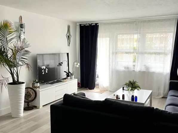 401 Golden Isles Dr APT 402, Hallandale Beach, FL 33009