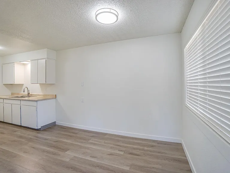 704 N Broadway St — Photo 24