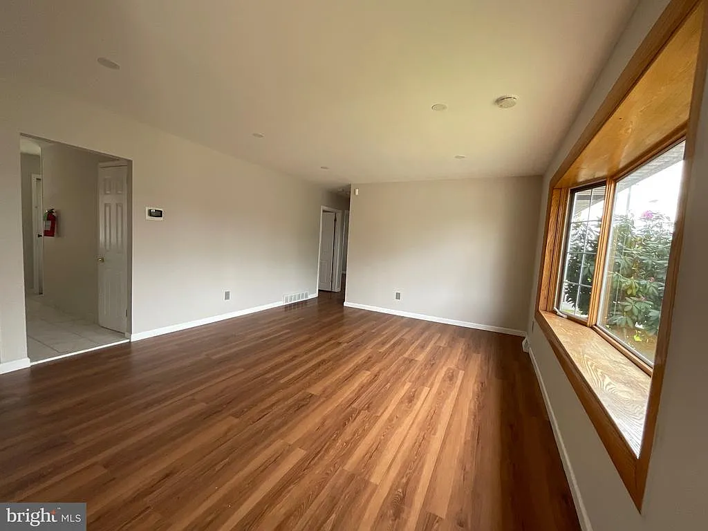 3 bed, 2.0 bath, 1344 sqft, $2,750 — Photo 3