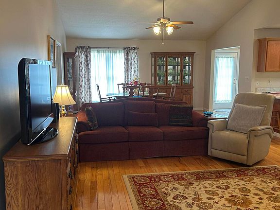 5th image of 40 Harmony Dr