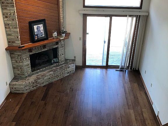 Living rm w/vaulted ceiling