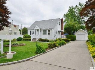 8 Somerset St, Huntington Station, NY 11746