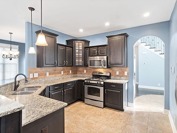3rd image of 109 Bainbridge Dr