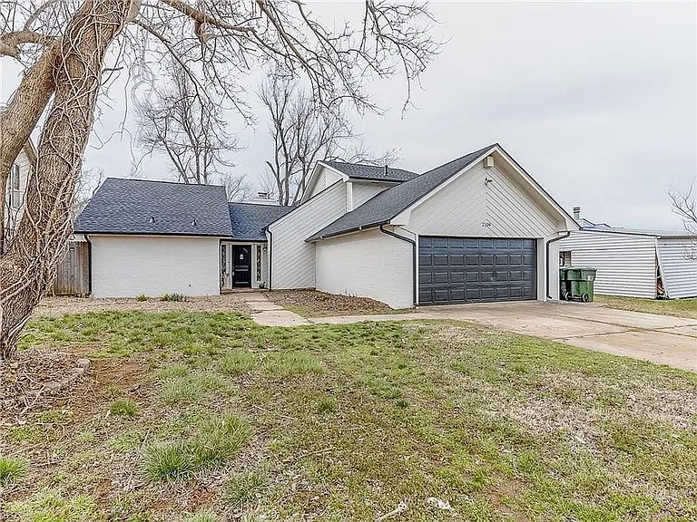 2104 Whiteoak Cir — Photo 2