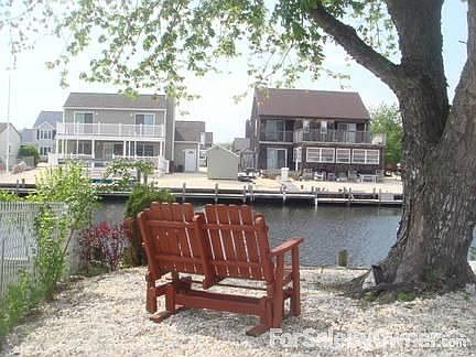 Enjoy the Breeze and the View : Relax under shade tree. Neighboring homes are well maintained to add